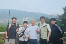 '특수교사 소송전' 주호민 근황...'절친' 침착맨과 청계산 올랐다