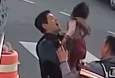 도로 한복판 아기가 맨발로...30분 만에 부모 찾은 '개코' 경찰