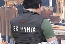 허름한 점퍼 벗자 'SK하이닉스 조끼'→명품관 직원 돌변...SNL도 풍자