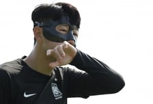 '전 국민 울렸던 손흥민 투혼처럼' 41세 모드리치, 안면 마스크 차고 월드컵 '라스트 댄스'