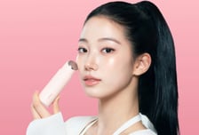 앳홈 '톰', 르세라핌 카즈하 모델 발탁…20대 뷰티 디바이스 시장 공략