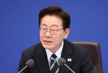 李대통령 "한국 증시 여전히 저평가 상태죠?"…금융위원장 "네"