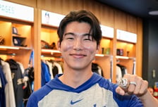 김혜성 드디어 WS 우승반지 받았다! "2년 전, 타팀 갈수 있었는데 LAD 와줬다" 로버츠 '폭풍 찬사'