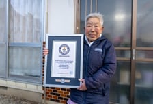 30년 간 새벽 4시에 손수레로…'92세' 세계 최고령 신문 배달원