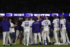 김혜성, WS 우승반지 받은 날→치명적 실책! 다저스, 9회 대역전극으로 3연승 질주