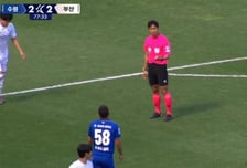 선수에겐 반말, 감독 악수는 거절... 오심 이어 이젠 '심판 태도' 논란