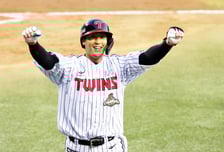 '콜업 후 타율 5할 폭발' LG 만년 유망주 각성에 염경엽 감독도 반갑다 "주전에게 경각심 주고 있어" [수원 현장]