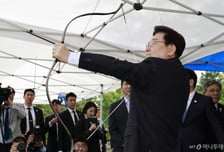 李대통령, 충무공 탄신 기념일·궁도대회 참석…"위기 극복이 소명"