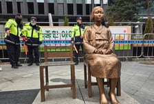 소녀상, 6년 만에 바리케이드 해방되나…"다음달 6일 철거 검토"