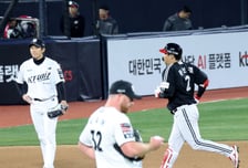 [포토]'사우어 상대로 솔로홈런' 문보경
