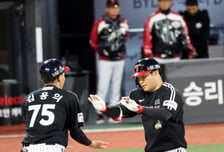 [포토]2-0으로 리드하는 LG '사우어 상대로 솔로홈런' 문보경