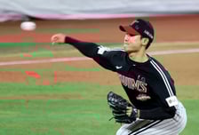 [포토]'7회말 무실점 웰스 이어 등판한' 우강훈