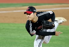 [포토]2점을 지켜라! '7회말 무실점 웰스 이어 등판한' 우강훈