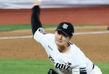[포토]'7회초 무실점 책임진' 스기모토