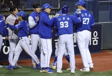 [포토] 김태훈 '어렵게 막았다'