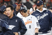 '도파민 폭발' 한화 연장 끝내기 승, 김경문 감독은 왜 고개를 숙였나 "좋은 경기 많이 보여드리지 못해서..." [대전 현장]