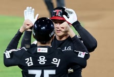 [포토]박영현 상대로 '8회초 2타점 역전 적시타' 오지환