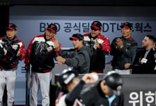 [포토]'8회초 역전주자 송찬이 맞이하는' 염감독
