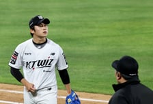 [포토]'8회말 불끄고 싶었는데' 박영현