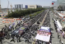 "파업시 30조 손실" 압박하더니…삼성전자 노조위원장 '동남아 휴가'