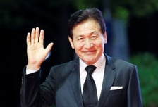 "아버지 턱시도 입고"...故안성기 아들, 전주영화제 '공로상' 대리수상