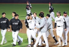 [포토]'동료들과 기쁨만끽' 10회말 첫타석이 끝내기안타 강민성