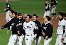 [포토]'오늘주인공은 민성이 맞다!' 10회말 첫타석이 끝내기안타 강민성