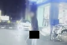 [영상]여성 차 막고 바지 내린 男 '노상방뇨'...춤추며 "문 열어"