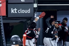 [카메라톡스]'파울공 하나가 가른 승부'  9회말 2사 만루 박동원이 김현수의 파울볼만 잡았더라면