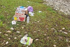 "이러니 캠핑족 욕먹지"…강가에 라면 쏟고 쓰레기까지 쌓았다