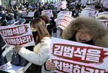 김범석 '총수' 지정 결정타는 친족 경영...공정위 판단 2년만에 달라진 이유