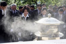 추미애, 경기 의원·후보와 DJ 묘역 참배 "다 함께 승리할 것"