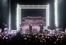 BTS 광화문 특수 진짜 있었나?...글로벌 아미들 '1인당 353만원' 썼다