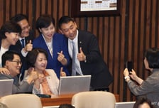 [단독] 30년만에 국회 떠나는 추미애, 與동료들에 "함께해서 영광" 친전