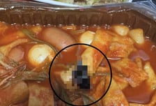 떡볶이에 '푹 익은 바퀴벌레'가 쏙...삼첩분식 행정처분 예정