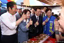 국회 떠난 추미애…정청래 '광폭지원'에 의장 후보군 '선대위 선봉'