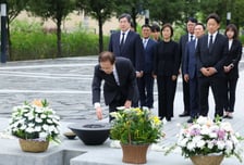 이석연 국민통합위원장, 盧 서거 17주기 맞아 봉하마을 참배