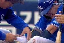 '타율 2위' 류지혁, 불의의 부상 '17경기 연속 안타 중단'→고통 속 타석 마친 뒤 교체 [잠실 현장]