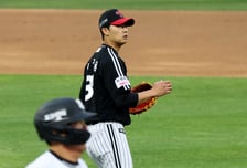 [포토]'1말 김현수는 땅볼로' LG 이정용