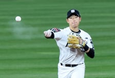 [포토]'3회말 위기는 여기까지' 이강민