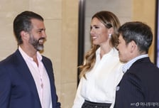 트럼프 주니어, 정용진 회장 부인 데뷔 공연 방문…로비서 직접 맞이