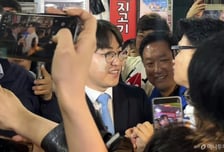 하정우-한동훈, 부산 구포시장서 깜짝 만남…포옹하며 "건강챙겨" 웃음