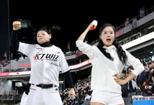 [포토]'7회말 분위기 잡히나요? 역전!' 신세희
