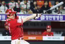 '30대 파워 빛났다' 오태곤 스리런→문승원 3이닝 삭제, SSG '11사사구' 한화에 6-1 승리 [대전 현장리뷰]