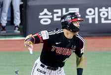 [한번에쓱]'연장10회초 안타치고 폭투때 3루까지 그리고 득점까지 완성' 친정 상대로 맹활약 천성호