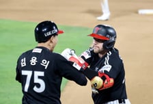 [포토]'연장10회초 1점 다시 앞선다!' 적시타 오스틴