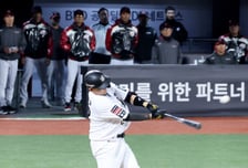 [포토]'연장10회말 1사 만루에서 2타점 2루타로 끝내는' 장성우
