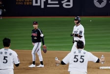 [포토]'끝냈지만 담담' 10회말 끝내기 장성우]