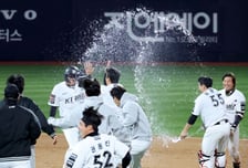 [포토]'살살 좀!' 10회말 끝내기 장성우