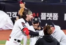 [포토]'이 형 참 대단하네!' 10회말 끝내기 장성우